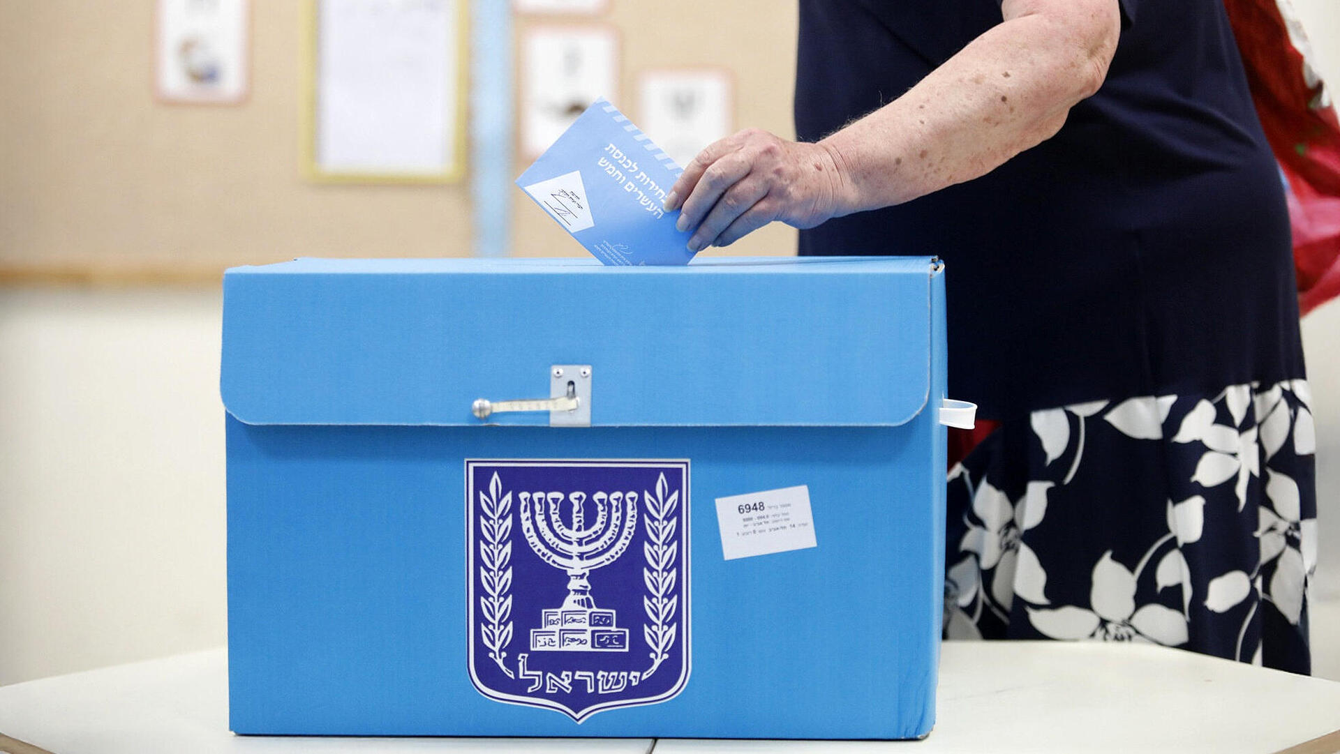 אנשים מצביעים ב קלפי בחירות כנסת ישראל