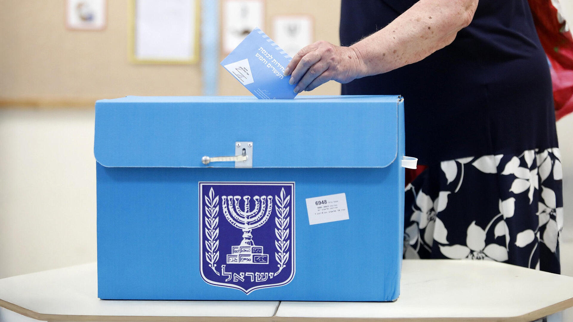 אנשים מצביעים ב קלפי בחירות כנסת ישראל