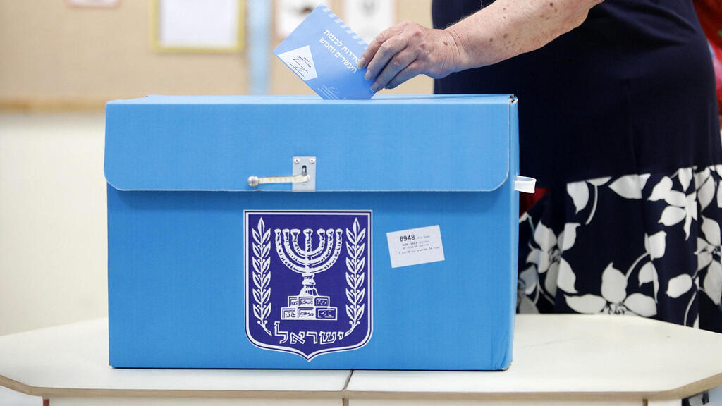 הצבעה בבחירות (צילום: תומר אפלבאום, הארץ) אנשים מצביעים ב קלפי בחירות כנסת ישראל