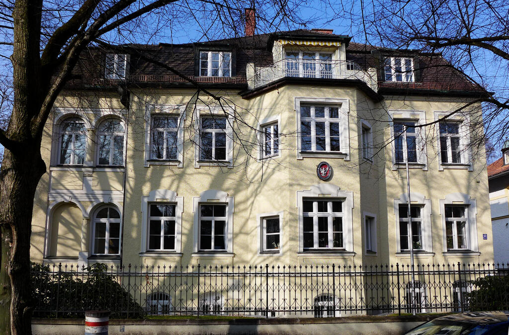 אחוזת היילברונר במינכן. אחרי שהנאצים עלו לשלטון, הם הפקיעו מידי המשפחה את הבעלות על הבנק א"מ וי' היילברונר (צילום: Courtesy of Paul Laporte) אחוזת היילברונר במינכן. אחרי שהנאצים עלו לשלטון, הם הפקיעו מידי המשפחה את הבעלות על הבנק א"מ וי' היילברונר