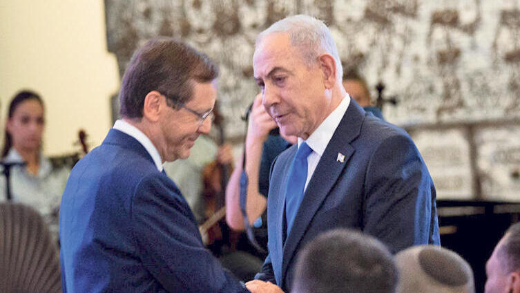 נתניהו והרצוג. חיבוק תמוה מצדו של נשיא המדינה (צילום: אלכס קולומיסקי) בנימין נתניהו ראש ה ממשלה יצחק הרצוג נשיא ה מדינה