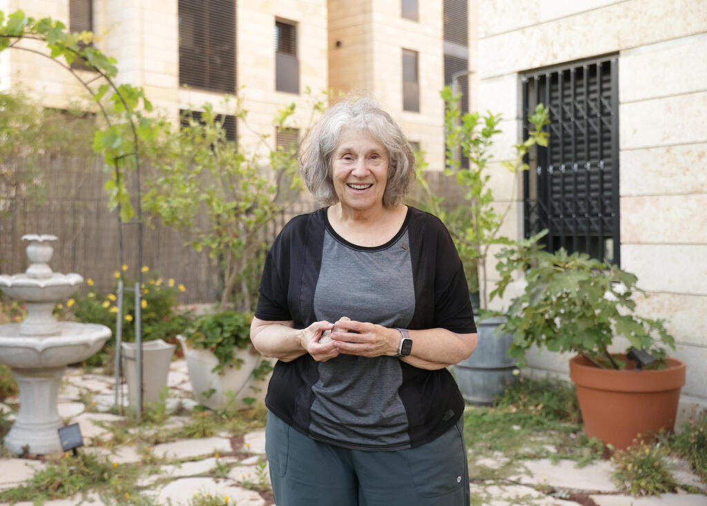 לורי לאבי. "השאיפה היא ליצור קהילה גדולה מספיק כדי להימנע ממי שאת לא מסתדרת איתם, אבל קטנה מספיק כדי לשמור על אינטימיות"