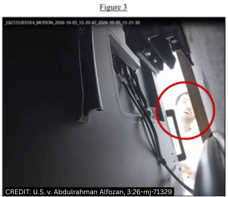 המכשיר נמצא מאחורי הטלוויזיה (צילום: FBI) מכשיר ציטוט מעקב ש הטמין עובד OPENAI במשרדי החברה 2