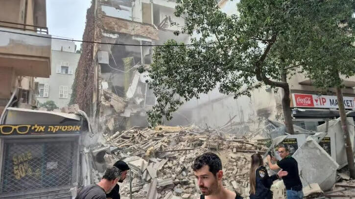 הבניין שקרס בתל אביב (צילום: דוברות המשטרה) קריסת בניין ב תל אביב