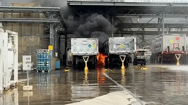 פיצוץ ושריפה במפעל אינטל בקרית גת (צילום: כבאות והצלה) פיצוץ ושריפה מפעל אינטל קרית גת 14 באוקטובר 26