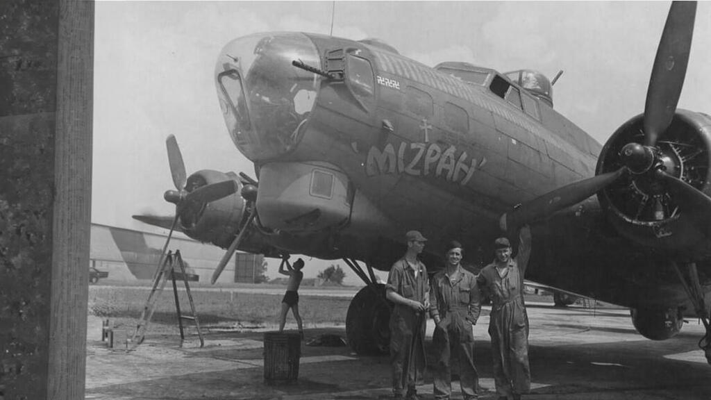 נעים להכיר: מיצפה (צילום: b17flyingfortress.de; התמונה עובדה באמצעות AI) הקברניט מפציצים B17