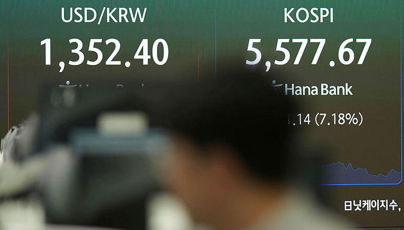 שלט ועליו נתוני הבורסה בקוריאה במטה Hana Bank בסיאול