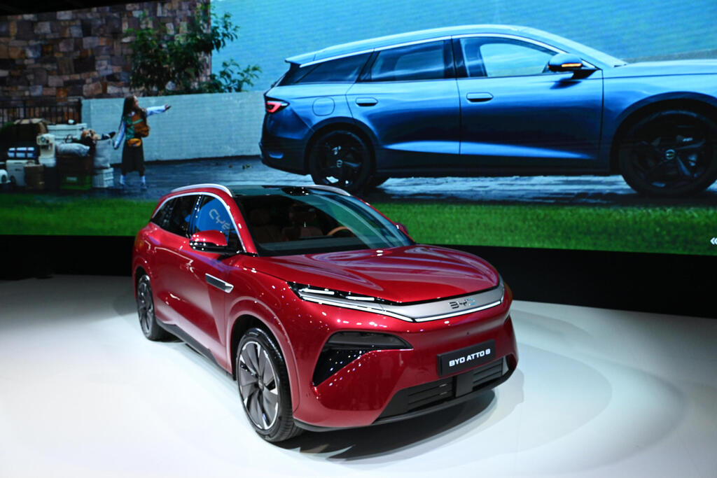 BYD Atto 8 בתערוכת הרכב בפריז