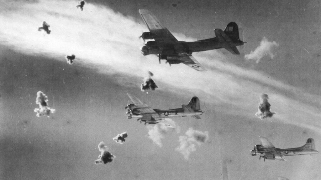 מפציצי B17 חוטפים אש נ"מ סביבם (צילום: NARA) הקברניט מפציצים B17