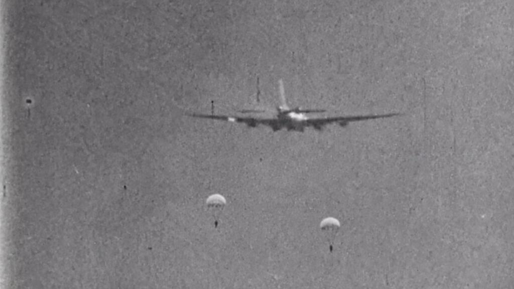 צוות צונת ממפציץ B17 פגוע (צילום: USAF התמונה עובדה באמצעות AI) הקברניט מפציצים B17