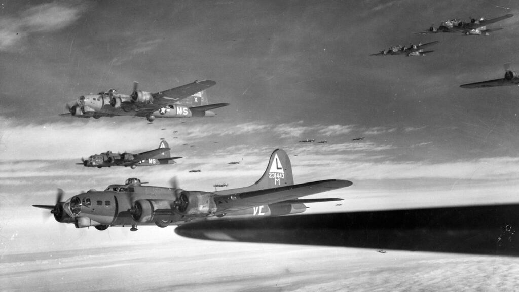 מטוסי B17 באוויר, בדרך להשמיד את מפעלי הנאצים (צילום: USAF) הקברניט מפציצים B17