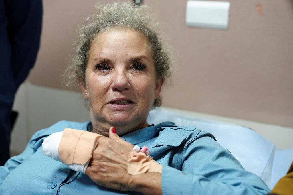 הצלמת היידי לוין לאחר התקיפה (צילום: REUTERS/Ali Sawafta
) הצלמת היידי לוין לאחר התקיפה