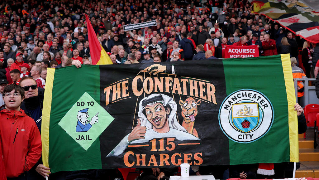 Liverpool fans mock Man City during the final match (Alex Pantling/Getty Images) אוהדי ליברפול לועגים ל מנצ'סטר סיטי במשחק האחרון