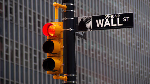 A stop light on Wall St. 