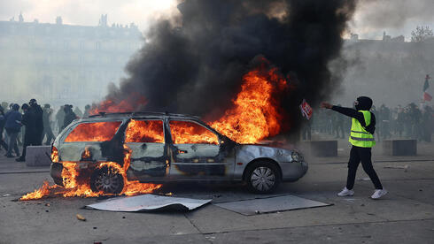 צילום: Abdul Saboor/Reuters רחובות צרפת בוערים, והמשבר הכלכלי מאיים לצאת משליטה