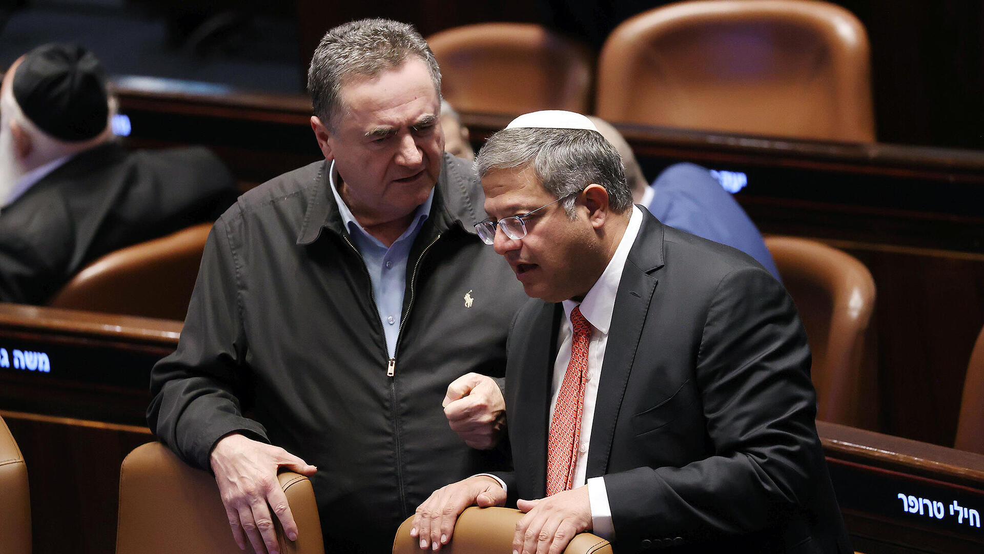 מימין איתמר בן גביר שר לביטחון לאומי ישראל כץ שר הביטחון במליאת הכנסת