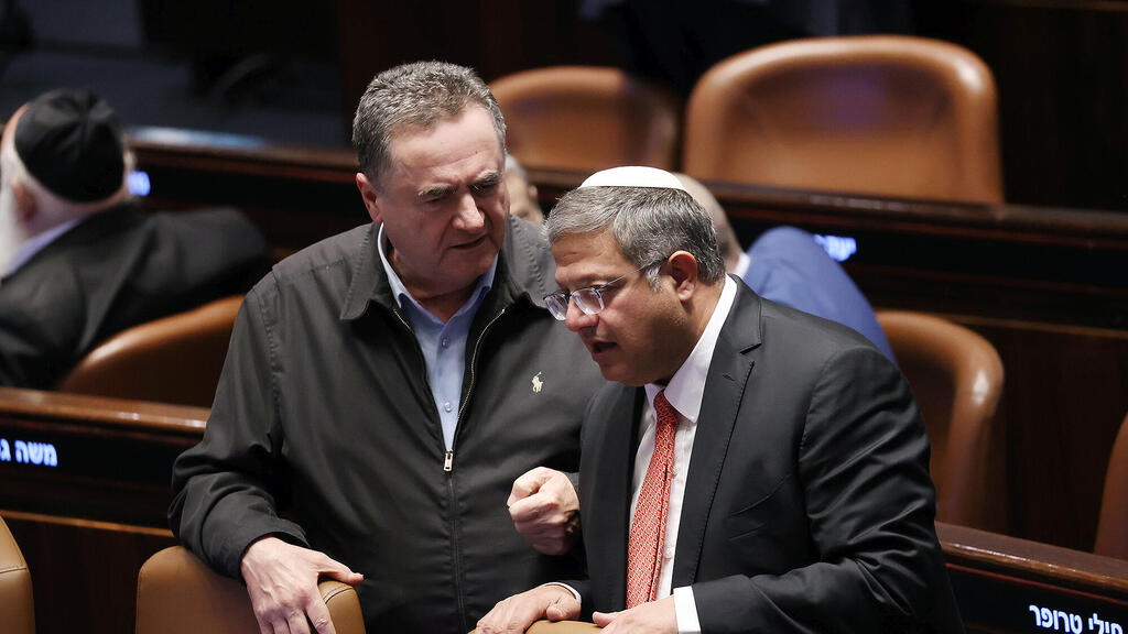 בן גביר וכ"ץ. את המחיר ישלמו כולם (צילום: אלכס קולומויסקי) מימין איתמר בן גביר שר לביטחון לאומי ישראל כץ שר הביטחון במליאת הכנסת