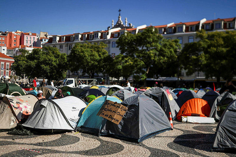 מאהל מפגינים בליסבון, פורטוגל (צילום: Patricia DE MELO MOREIRA / AFP) מאהל מפגינים בליסבון, פורטוגל