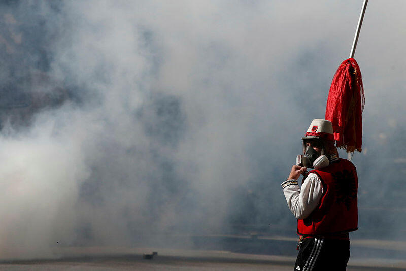 מפגין בטירנה, אלבניה (צילום: AP Photo/Boris Grdanoski) מפגין בטירנה, אלבניה