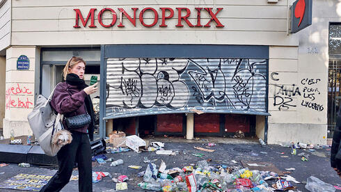 צילום: REUTERS/ Benoit Tessier "נזק של 10 מיליון יורו": כ-1,500 חנויות בצרפת נפרצו ונבזזו