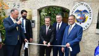 שר החוץ הקולומביאני עומר בולה אסקובר גוזר את הסרט בטקס פתיחת השגרירות לצד שר החוץ גדעון סער וראש עיריית י-ם משה ליאון