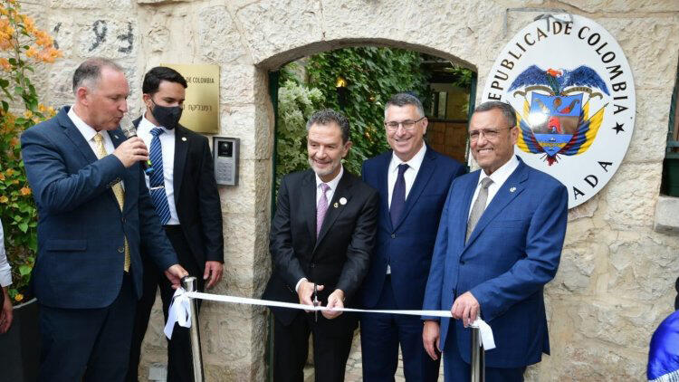 שר החוץ הקולומביאני עומר בולה אסקובר גוזר את הסרט בטקס פתיחת השגרירות לצד שר החוץ גדעון סער וראש עיריית י-ם משה ליאון