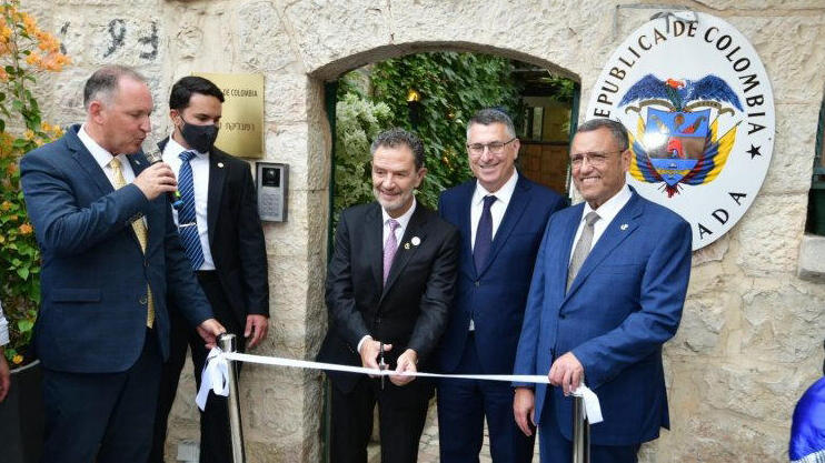 שר החוץ הקולומביאני עומר בולה אסקובר גוזר את הסרט בטקס פתיחת השגרירות לצד שר החוץ גדעון סער וראש עיריית י-ם משה ליאון (צילום: רפי בן חקון) שר החוץ הקולומביאני עומר בולה אסקובר גוזר את הסרט בטקס פתיחת השגרירות לצד שר החוץ גדעון סער וראש עיריית י-ם משה ליאון