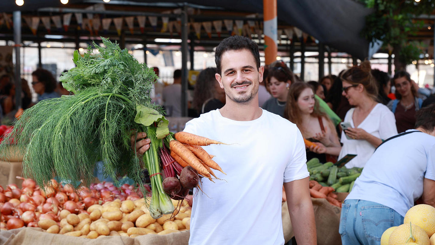 ניב טובול היזם של שוק האיכרים בשוק הפשפשים פנאי