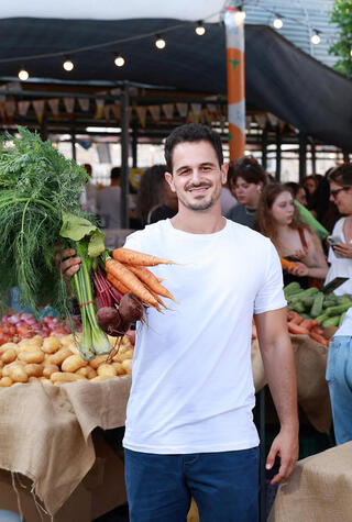 ניב טובול היזם של שוק האיכרים בשוק הפשפשים פנאי