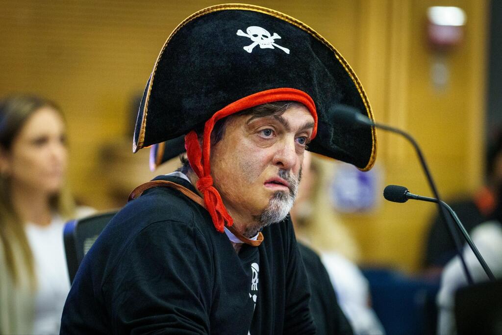Prof. Dan Ariely presents the Pirates list to the Central Elections Committee, in September. (Photo: Shalev Shalom) פרופ' דן אריאלי מציג לוועדת הבחירות המרכזית את רשימת הפיראטים, בספטמבר