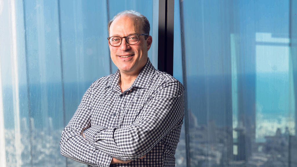 ראסל בארט. "אנחנו צריכים להיות מוכנים לעולם שבו הסוכנים של הלקוחות ידברו עם הסוכנים שלנו ויבצעו פעולות שבני אדם עושים כיום בעצמם" (צילום: אוראל כהן) ראסל בארט סגן נשיא בכיר ומנהל תפעול ראשי ואלי נאשיונל בנק