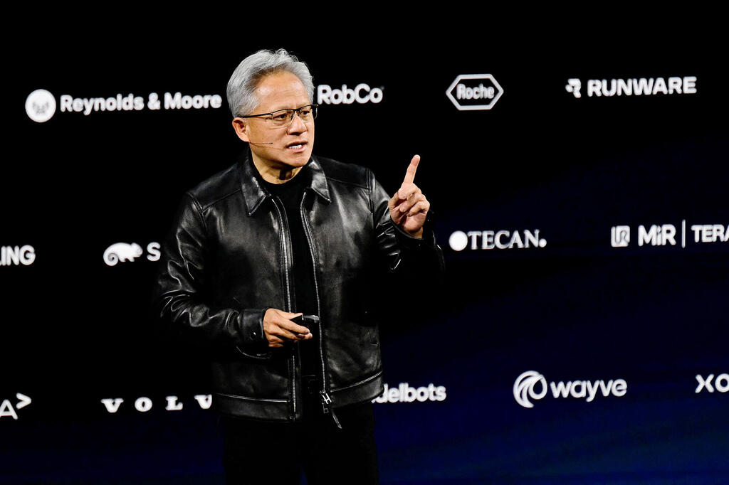 Jensen Huang. (Photo: John MacDougall / AFP) ג'נסן הואנג מנכ"ל ונשיא אנבידיה נואם בכנס בברלין