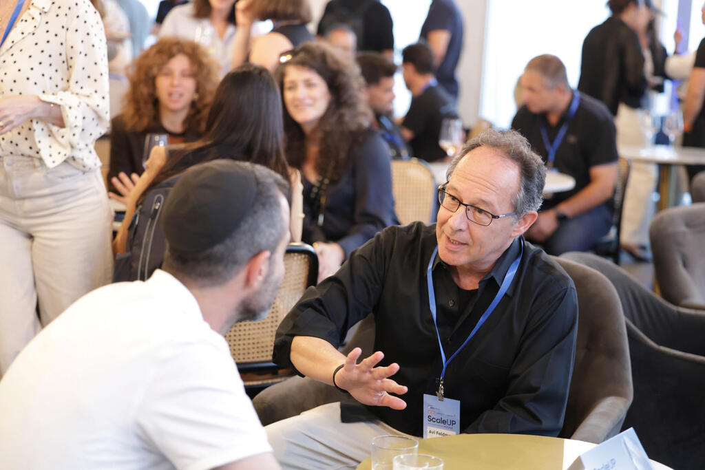 אבי פלדמן, שותף בקרן מוביליון ונצ'רס, בשיחה עם יזם באירוע ה"ספיד-דייטינג" של סקייל-אפ האוס, אתמול (צילום: אוראל כהן) כנס סקייל אפ האוס - לאומיטק - מינגלינג