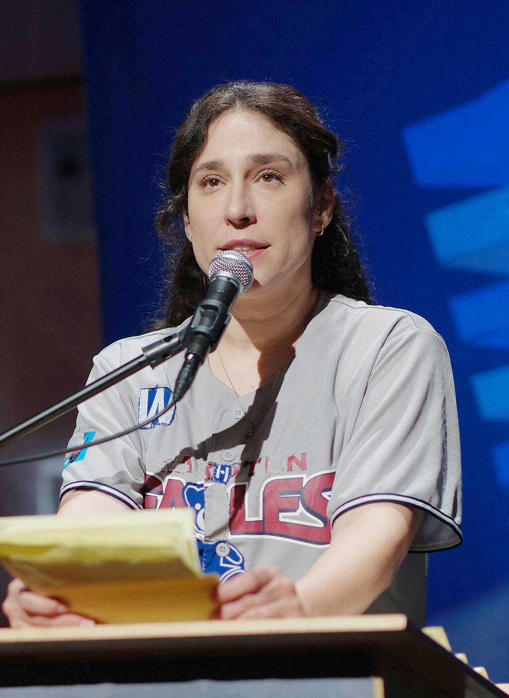 פישר על הבמה של “מועדון כתב" ב"בודקת". “היום זה כבר לא מפחיד" (צילום: רן מנדלסון, באדיבות yes) השחקנית והקומיקאית גיתית פישר על הבמה של מועדון כתב בסדרה בודקת פנאי