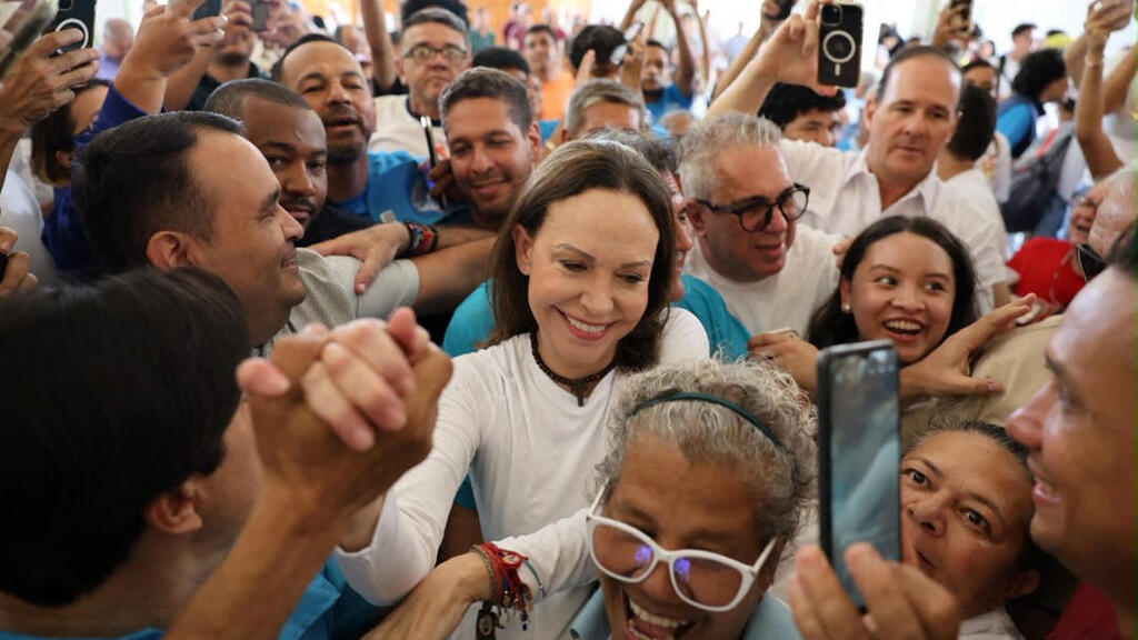 מנהיגת האופוזיציה מריה קורינה מצ'אדו מתקבלת בוונצואלה, היום (צילום: AFP) TOPSHOT - This handout photo released by the press office of the Vente Venezuela party, shows Venezuelan opposition leader Maria Corina Machado arriving at the Church of Santa Rosa in Barquisimeto, Venezuela on October 25, 2026. Venezuelan opposition leader and Nobel Peace Prize laureate Maria Corina Machado said on October 25, 2026, that she had returned to Venezuela after nearly a year in e…