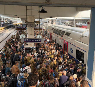 עומס בתחנת סבידור תל אביב בשל עבודות תשתית, 2025 . המחסור החמור בעובדים פוגע ביכולת המשרד לפקח על פעילות החברות, לתכנן קדימה ולהיערך לבלת"מים
