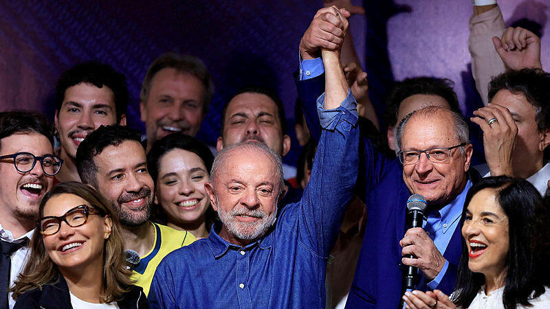 שיא ברזיל לואיז אינסיו לולה דה סילבה, אתמול. נבחר ללא תוכנית פיסקאלית מפורטת מול קונגרס עוין (צילום: Miguel SCHINCARIOL / AFP) נשיא ברזיל לולה דה סילבה חוגג את הנציחון 26.10.2026