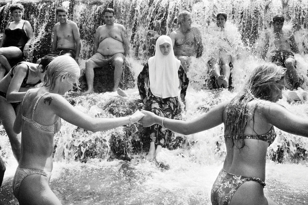 צילום של ליבק של גן השלושה (הסחנה), 2000. המשוטט האולטימטיבי (צילום: באדיבות מוזיאון תל אביב לאמנות) פנאי צילום מתוך תערוכת יחיד אלכס ליבק מוזיאון תל אביב לאמנות