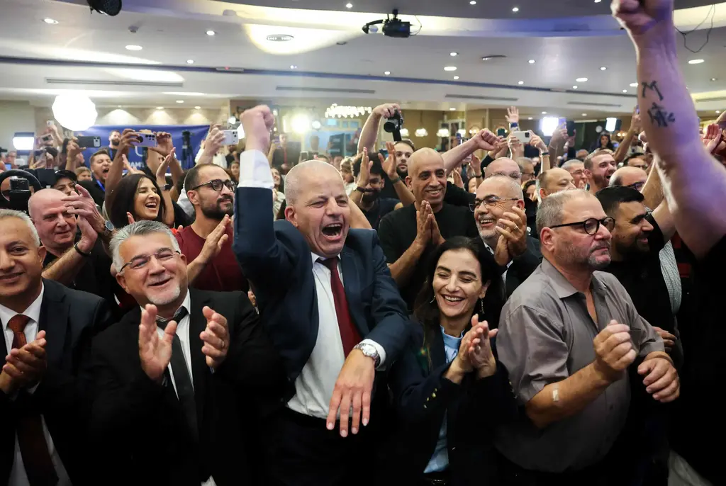 יו"ר הרשימה המשותפת יוסף ג'בארין במטה המפלגה בנצרת (צילום: AHMAD GHARABLI / AFP) יוסף ג'בארין נצרת הרשימה המשותפת שמחה חגיגות אנשים מגיבים ל תוצאות ה מדגמים בחירות