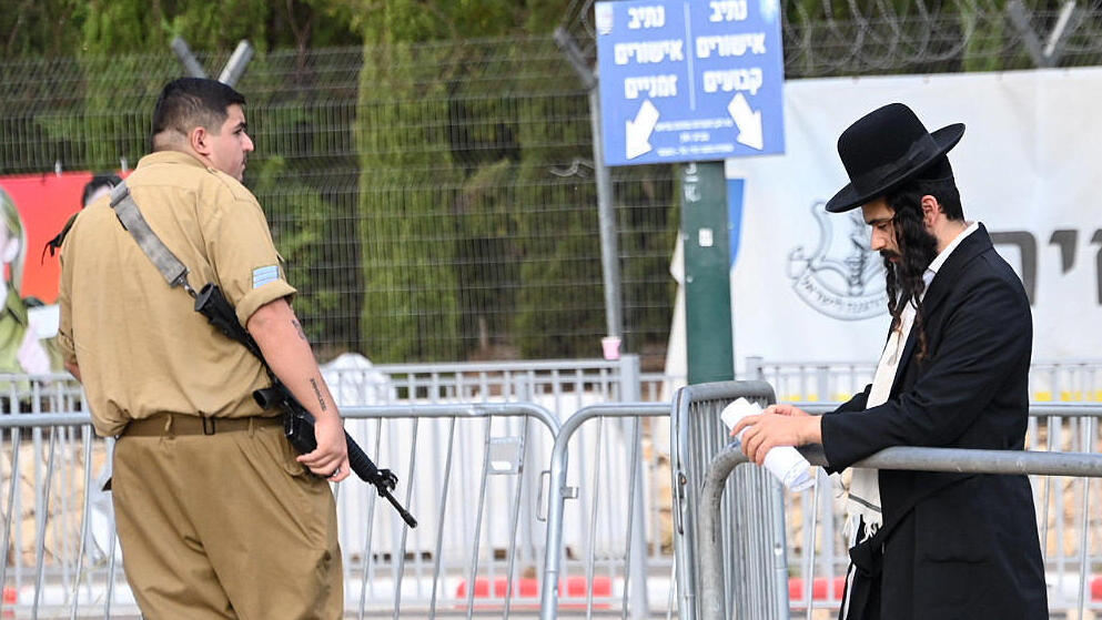 חרדי מפגין בתל השומר