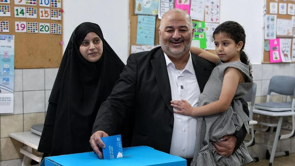 מנסור עבאס מצביע (צילום: אפי שריר) בחירות 2026 מנסור עבאס בחירות קלפי רע"מ