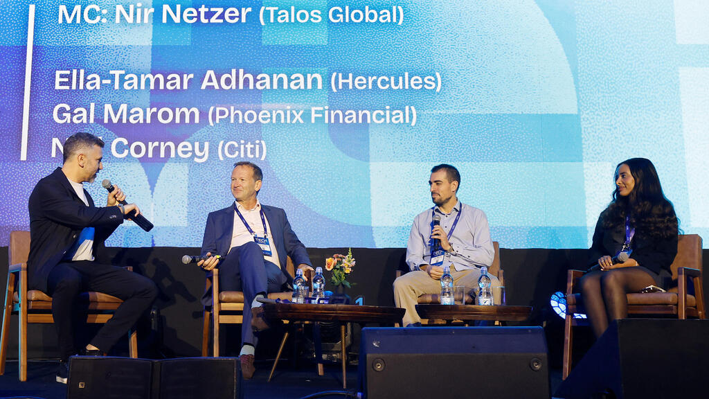 מימין: אלה תמר אדהנן, Hercules; גל מרום, הפניקס Phoenix Financial; ניל קורני, Citi; ניר נצר, Talos Global (צילום: נמרוד גליקמן) כנס TECH1 2026 - פאנל Fueling Growth – מימין אלה תמר אדהנן Hercules גל מרום הפניקס Phoenix Financial ניל קורני Citi ניר נצר Talos Global