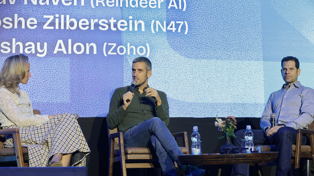 כנס TECH1 2026 - פאנל AI and the Corporate – מימין משה זילברשטיין N47 יואב נוה Reindeer AI ו שלי אופנהיימר לוי EY