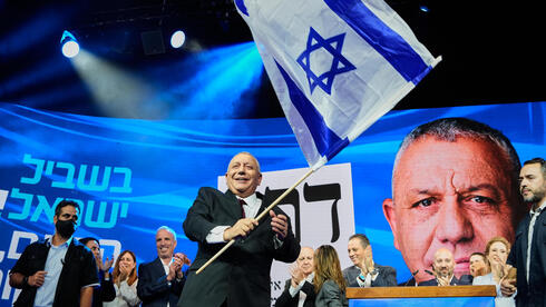 צילום: AP Photo/Baz Ratner הציבור הניף בבחירות שלט ״עצור״ לחוקי ההפיכה המשטרית