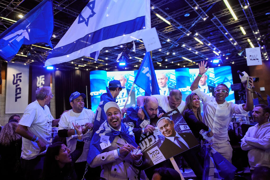 פעילי הליכוד ביום שלישי בלילה בבנייני האומה בירושלים. כשיש ערוץ תקשורת מרכזי שבמשך ימים מפמפם תעמולה מפלגתית, זה הופך את הדמוקרטיה ללא הוגנת (צילום: Ohad Zwigenberg/AP) מטה בחירות ביבי בחירות 2026 מוסף
