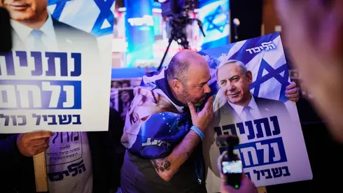 צילום: AP Photo/Ohad Zwigenberg בין שמחה לאי-ודאות: צפו בתמונות מליל הבחירות הדרמטי