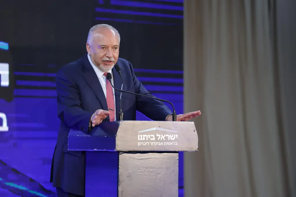 אביגדור ליברמן נואם בפני פעילי ישראל ביתנו לאחר פרסום המדגמים