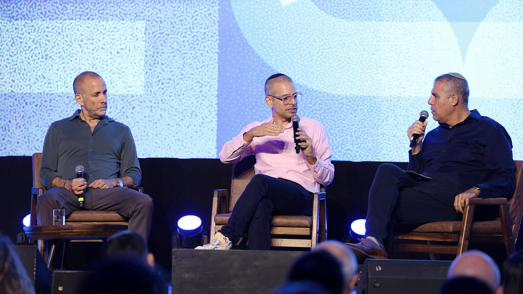 כנס TECH1 2026 - פאנל Then Came AI – מימין יונתן לבנדר KPMG יוני לוקסנבורג מייסד משותף ומנכל אלמנטור ו אסף פלד Minute Media