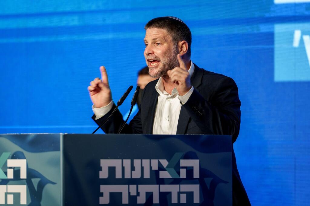 בצלאל סמוטריץ' במטה הציונות הדתית נואם לאחר פרסום המדגמים