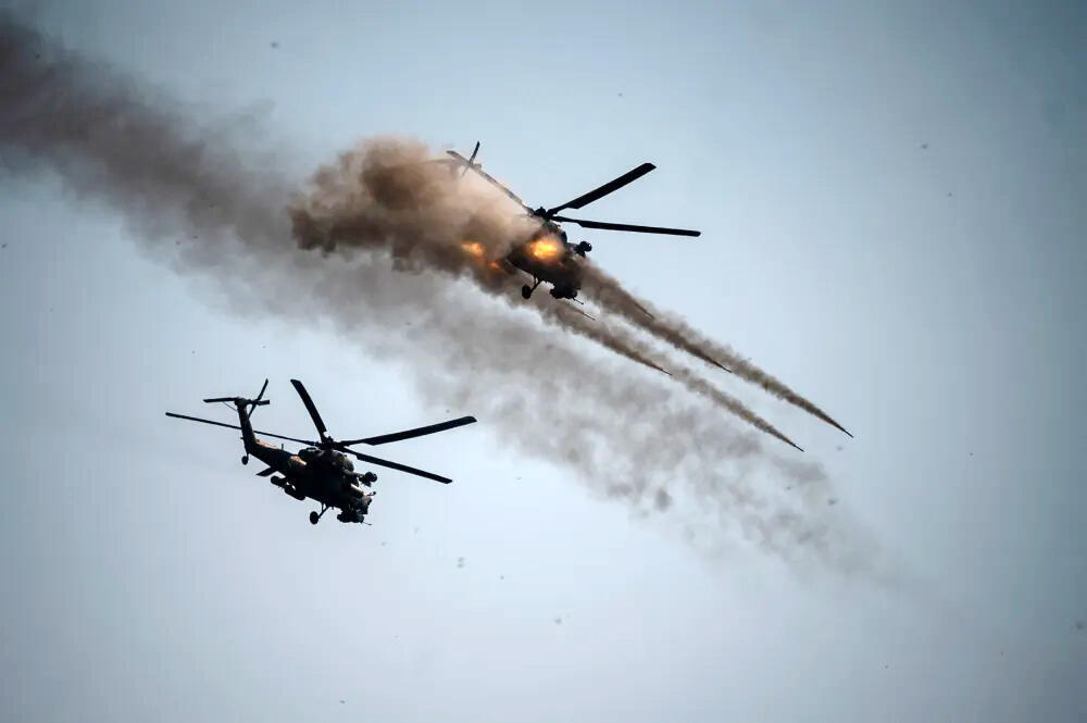 MI28 משגרים רקטות בתרגיל (צילום: Dimitar Dilkoff/AFP) הקברניט מסוק קרב MI28